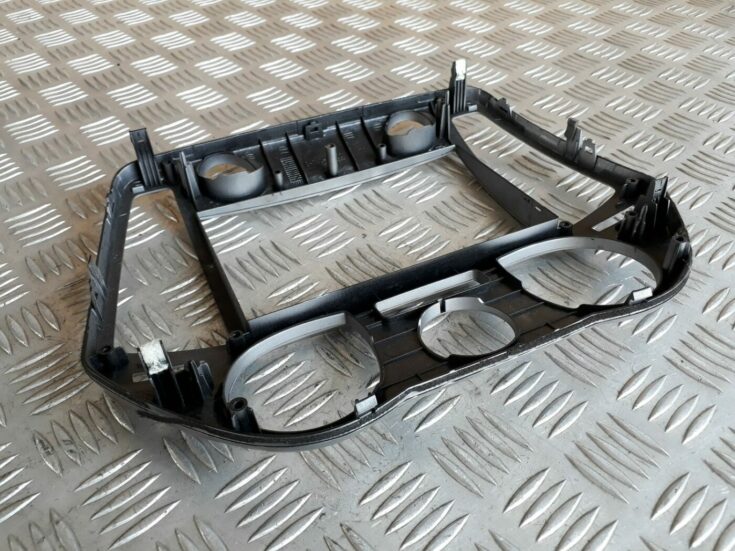 Mērinstrumentu paneļa dekoratīvais rāmis priekš HYUNDAI I20 2011