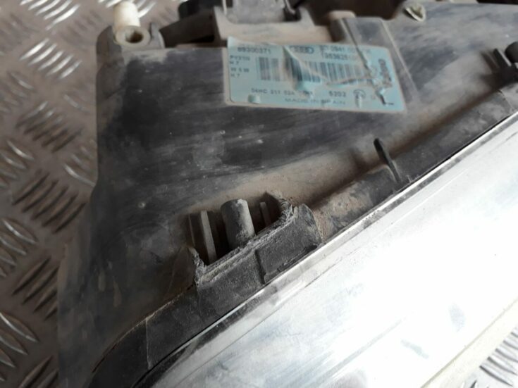 Priekšējais kreisais lukturis priekš AUDI A4 1999