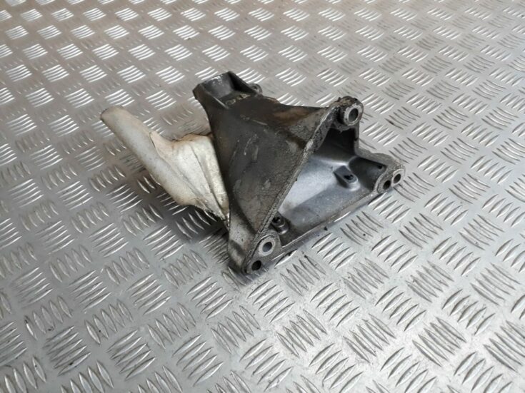 Dzinēja kronšteins priekš AUDI A4 1999