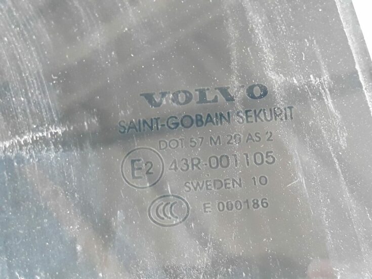 Aizmugurējo labo durvju stikls priekš VOLVO V70 2010