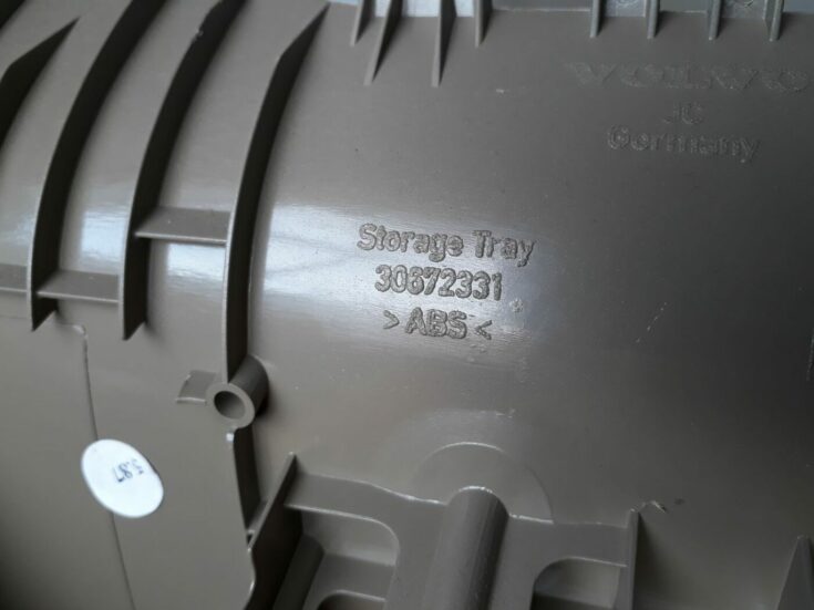 Centrālās konsoles (apdares) sānu panelis priekš VOLVO V70 2010