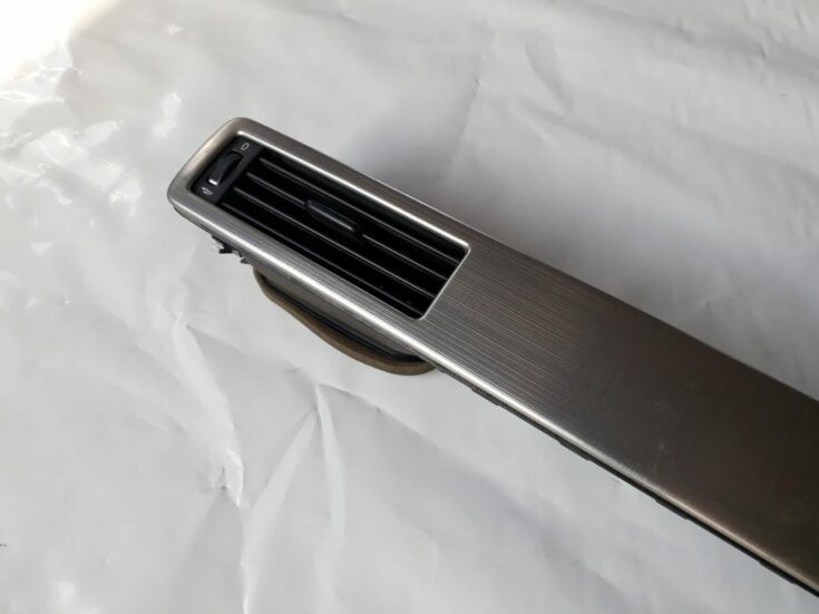 Mērinstrumentu paneļa gaisa vads, centrā priekš VOLVO V70 2010