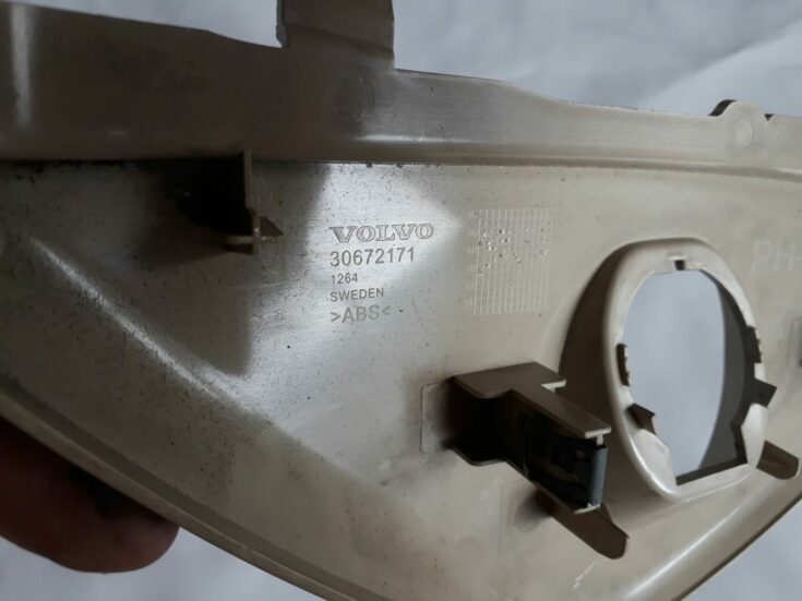 Mērinstrumentu paneļa sānu apdare priekš VOLVO V70 2010
