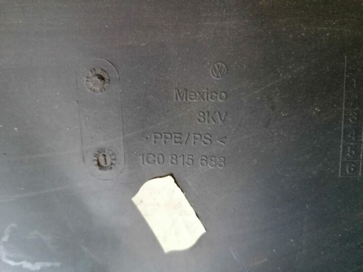 Vējstikla ventilācijas režģis (salonā) priekš VW NEW BEETLE 2001