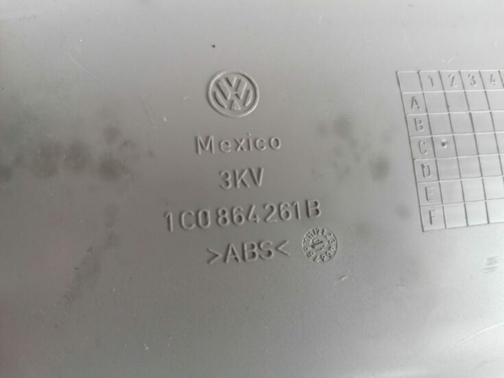 Dekoratīva apdare centrālās konsoles nodalījumam priekš VW NEW BEETLE 2001