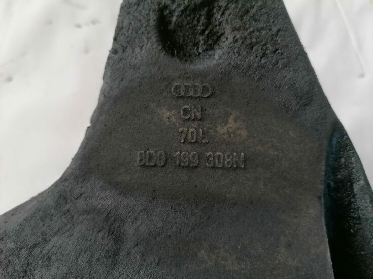 Dzinēja kronšteins priekš AUDI A4 2001 SEDAN