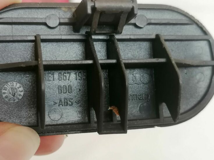 Salona plastmasa priekš AUDI A4 2001 SEDAN