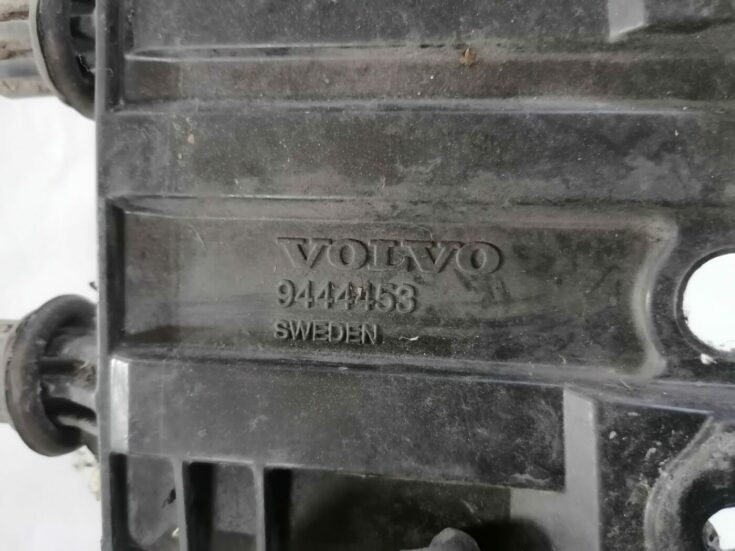 Akumulatora stiprināšanas korpuss priekš VOLVO V70 2000