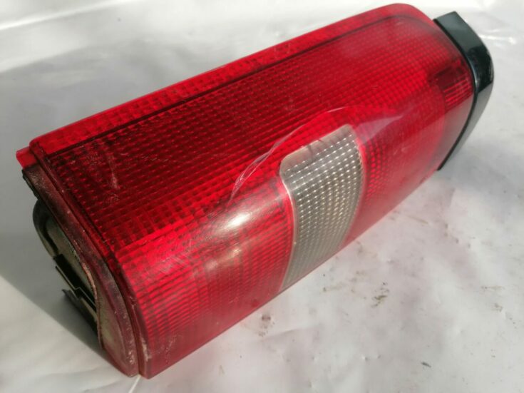 Aizmugurējais labais lukturis priekš VOLVO V70 2000