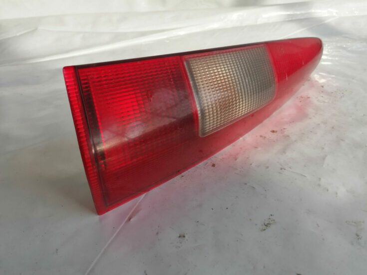 Aizmugurējais labais lukturis priekš VOLVO V70 2000