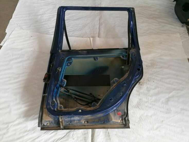 Aizmugurējās labās durvis priekš VW PASSAT 2003 UNIVERSAL BLUE