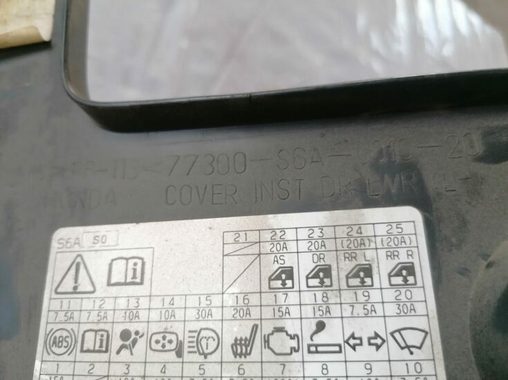 Mērinstrumentu paneļa apakšēja apdare priekš HONDA CIVIC 2004