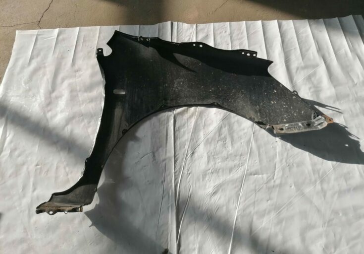 Priekšējais kreisais spārns priekš HONDA CIVIC 2004