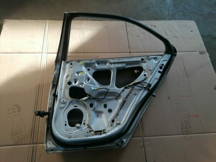 Aizmugurējās labās durvis priekš HONDA ACCORD 2003 SILVER