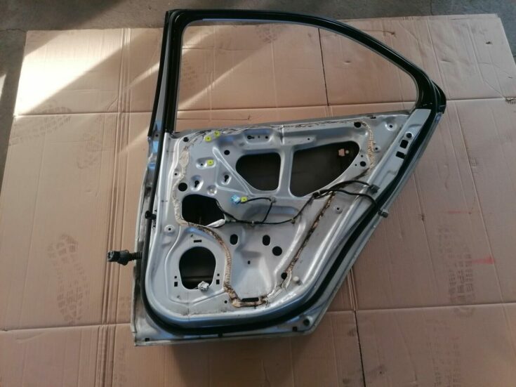 Aizmugurējās labās durvis priekš HONDA ACCORD 2003 SILVER