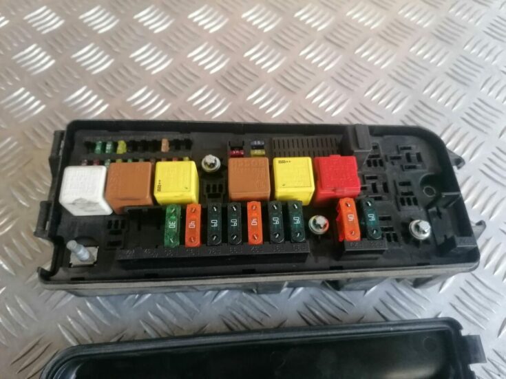 Drošinātāju bloks priekš OPEL VECTRA C 2002