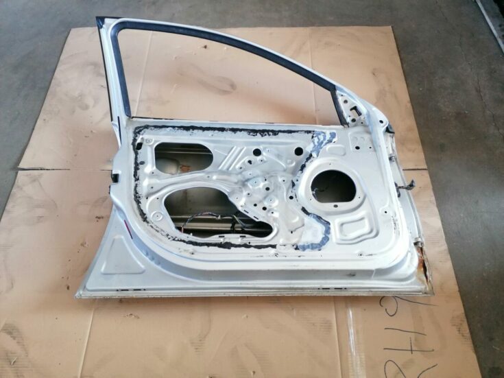Priekšējās kreisās durvis priekš OPEL VECTRA C 2002