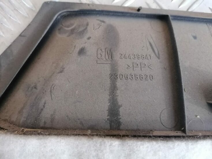 Mērinstrumentu paneļa apakšēja apdare priekš OPEL VECTRA C 2002