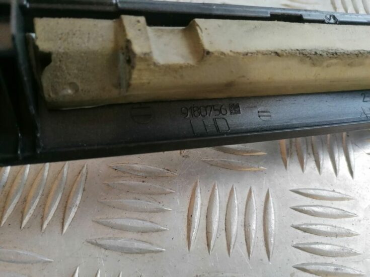 Mērinstrumentu paneļa dekoratīvā uzlika priekš OPEL VECTRA C 2002