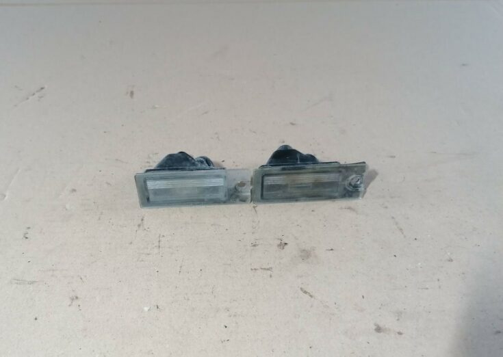 Numura zīmes apgaismojums priekš VOLVO S60 2004