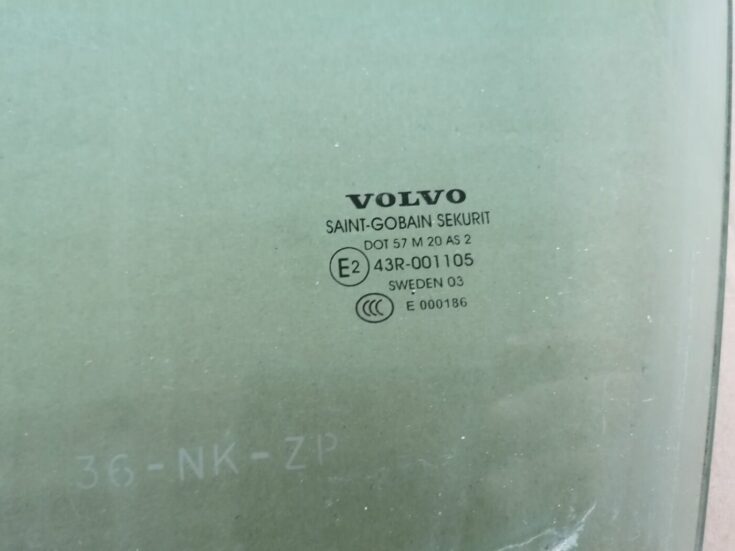 Priekšējo kreiso durvju stikls priekš VOLVO S60 2004 4