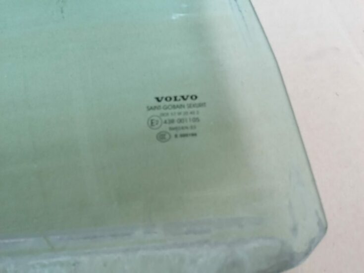 Aizmugurējo labo durvju stikls priekš VOLVO S60 2004