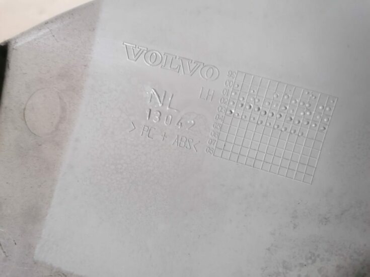 Aizmugurējas salona statnes apdare priekš VOLVO S60 2004