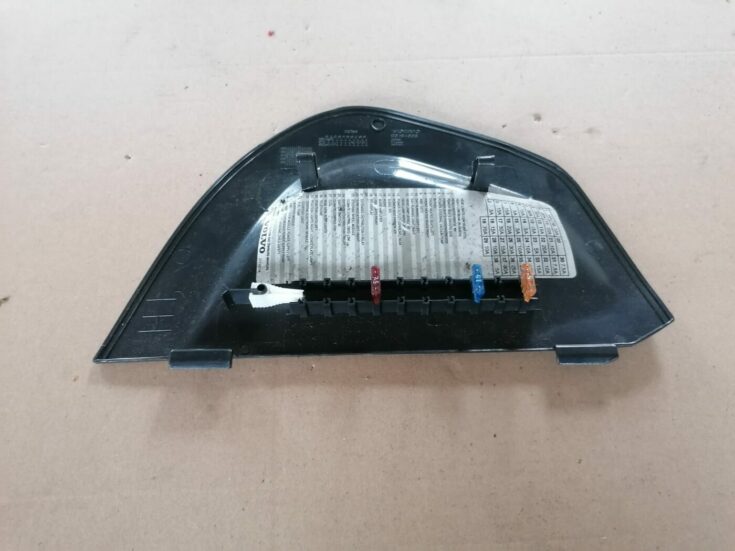 Mērinstrumentu paneļa sānu apdare priekš VOLVO S60 2004