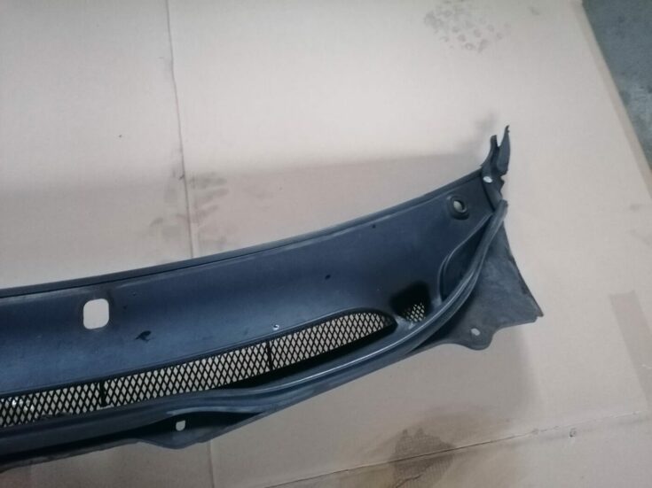 Vējstikla uzlikas (deflektora) režģis priekš VOLVO S60 2004