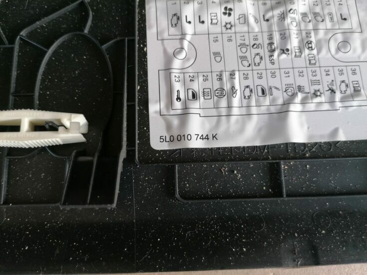 Mērinstrumentu paneļa sānu apdare priekš SKODA YETI 2012