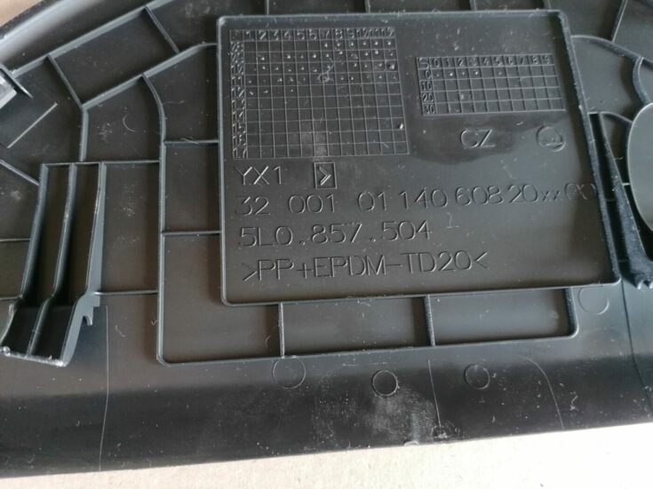 Mērinstrumentu paneļa sānu apdare priekš SKODA YETI 2012