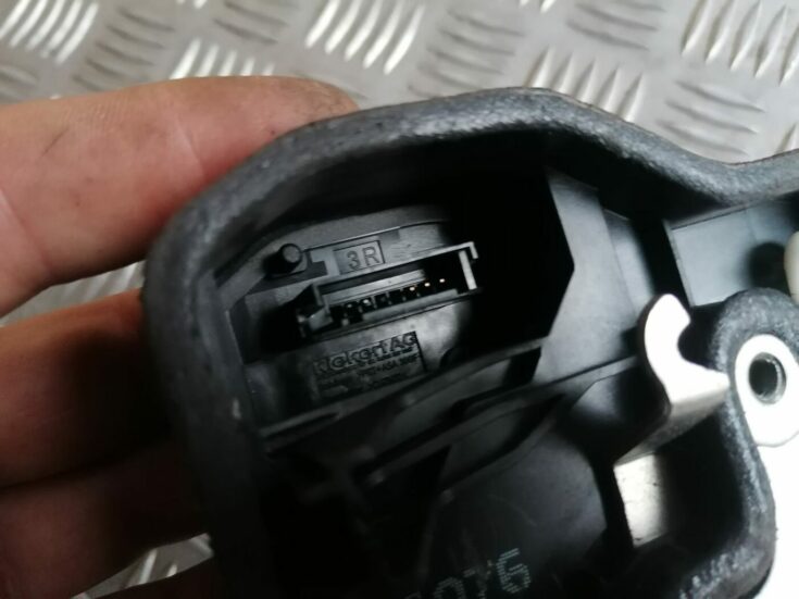 Aizmugurējo labo durvju slēdzene priekš BMW 1 E87 2007 GRAPHITE