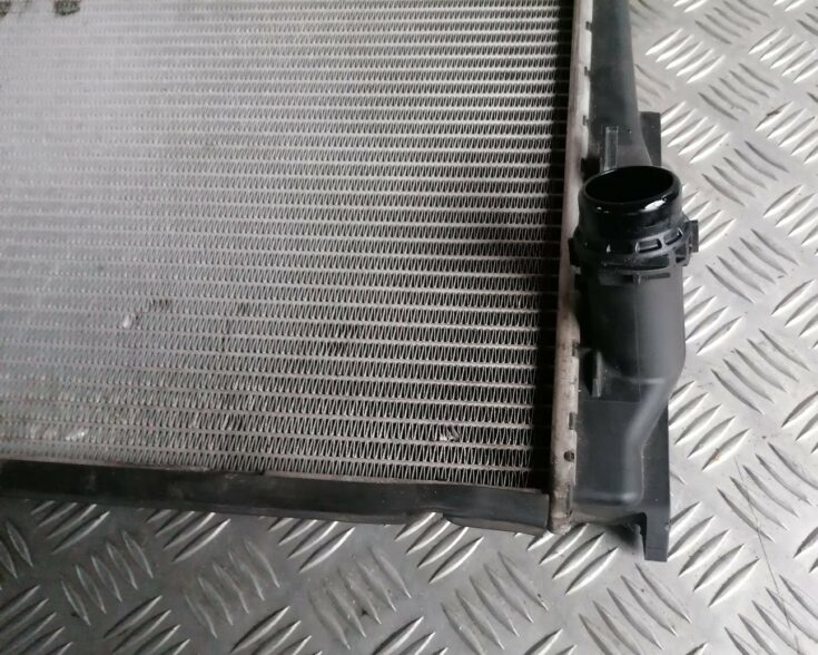 Dzesēšanas radiators priekš BMW 1 E87 2007 GRAPHITE
