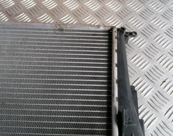 Dzesēšanas radiators priekš BMW 1 E87 2007 GRAPHITE