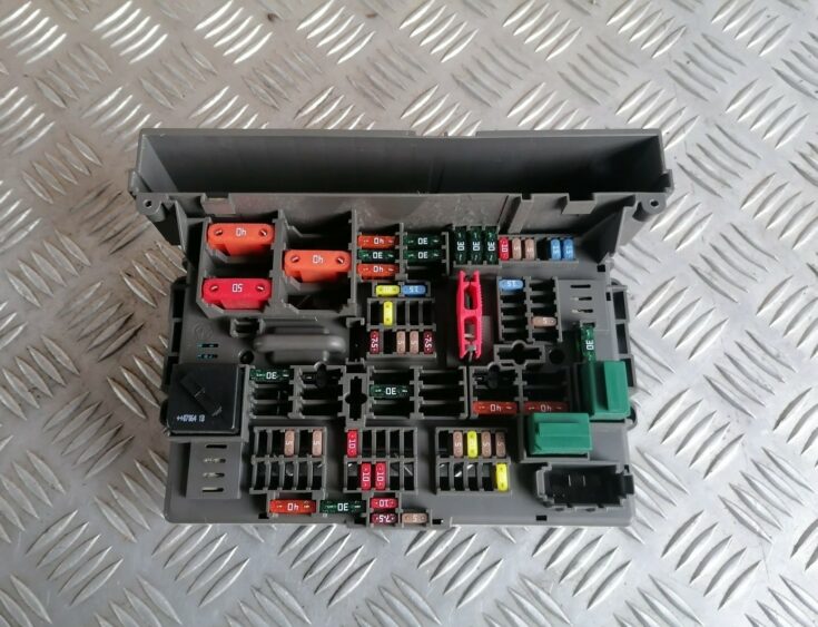Drošinātāju bloks priekš BMW 1 E87 2007 GRAPHITE