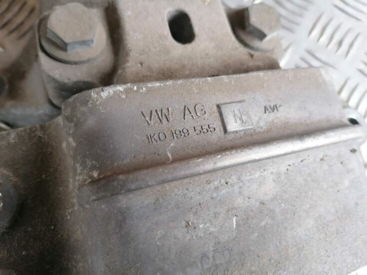 Dzinēja spilvens priekš SKODA OCTAVIA 2012