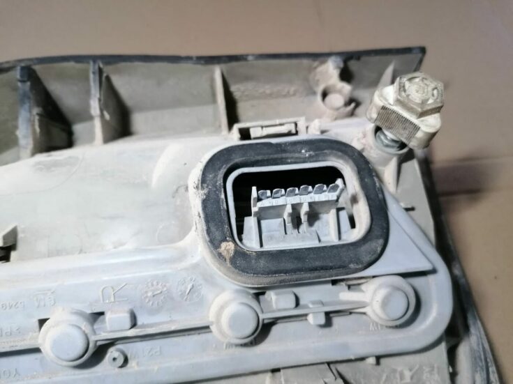 Aizmugurējais labais lukturis priekš OPEL ZAFIRA 2002