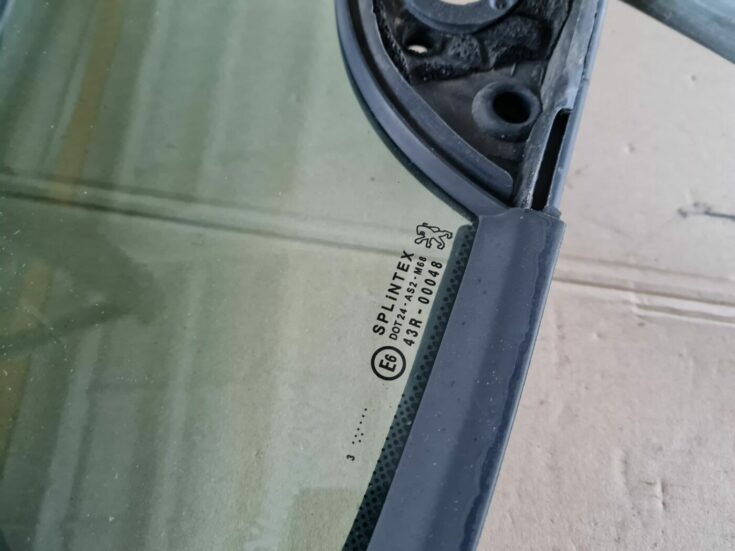 Priekšējais sānu stikls, pa kreisi priekš PEUGEOT 307 2003