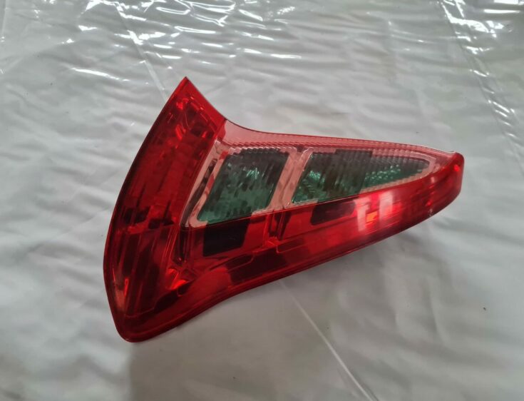 Aizmugurējais labais lukturis priekš CITROEN C4 2006-2