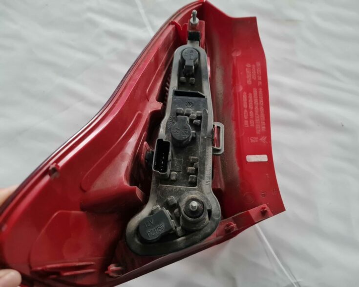 Aizmugurējais labais lukturis priekš CITROEN C4 2006-2