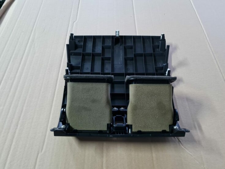 Mērinstrumentu paneļa gaisa vads, centrā priekš MAZDA 3 2007
