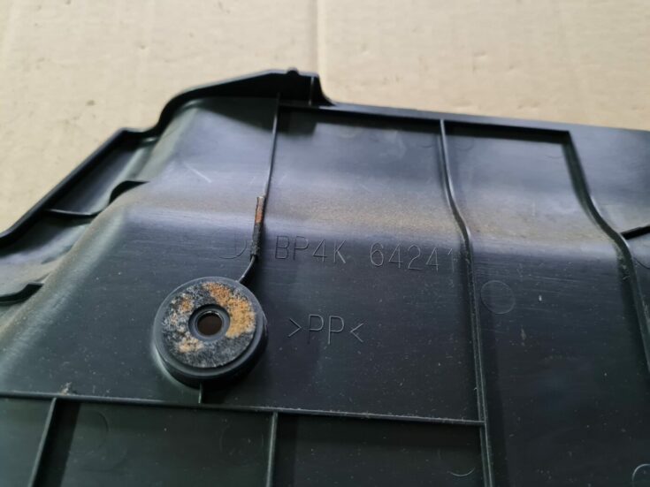 Centrālās konsoles (apdares) sānu panelis priekš MAZDA 3 2007