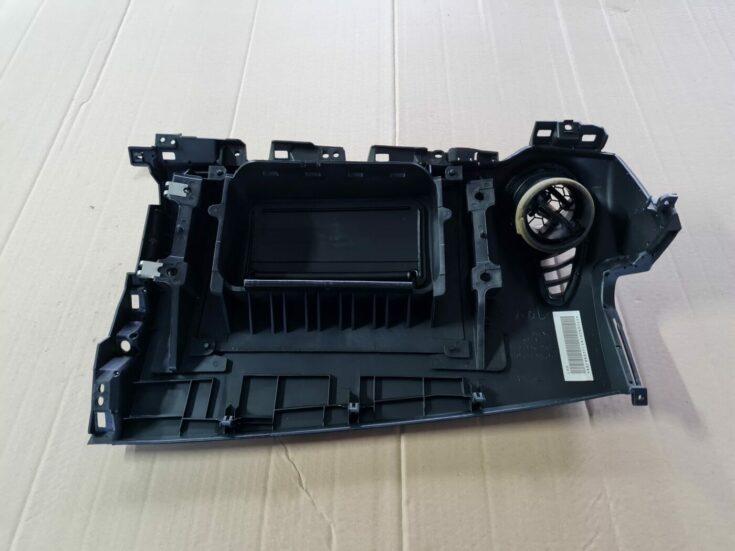 Mērinstrumentu paneļa apdare augšā priekš MAZDA 3 2007