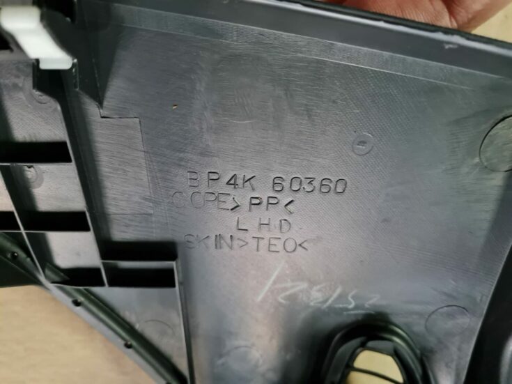 Mērinstrumentu paneļa apdare augšā priekš MAZDA 3 2007