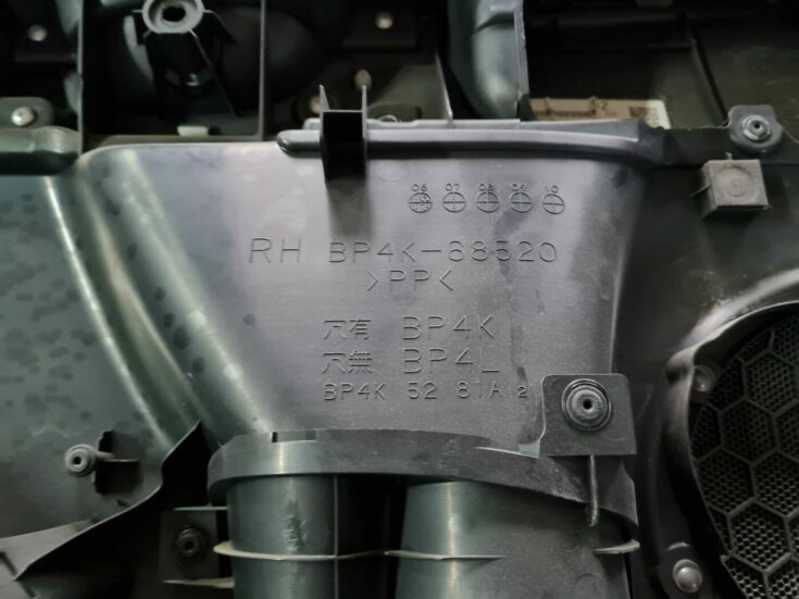 Aizmugurējo labo durvju apdare priekš MAZDA 3 2007