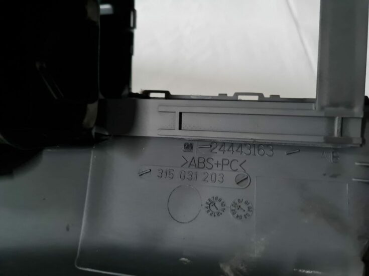 Centrālās konsoles (apdares) vidēja daļa priekš OPEL VECTRA C 2006