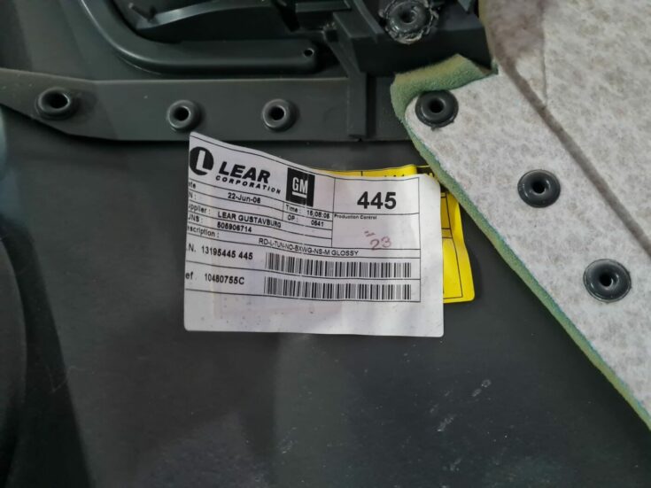 Aizmugurējo kreiso durvju apdare priekš OPEL VECTRA C 2006