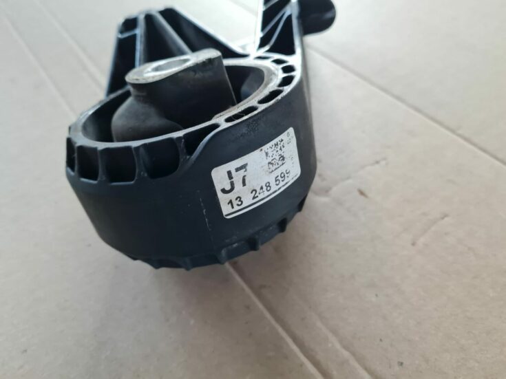 Dzinēja spilvens priekš OPEL ASTRA J 2013