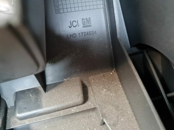 Mērinstrumentu paneļa apdare (zem stūres) priekš OPEL ASTRA J 2013