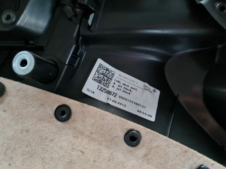 Priekšējo labo durvju apdare priekš OPEL ASTRA J 2013